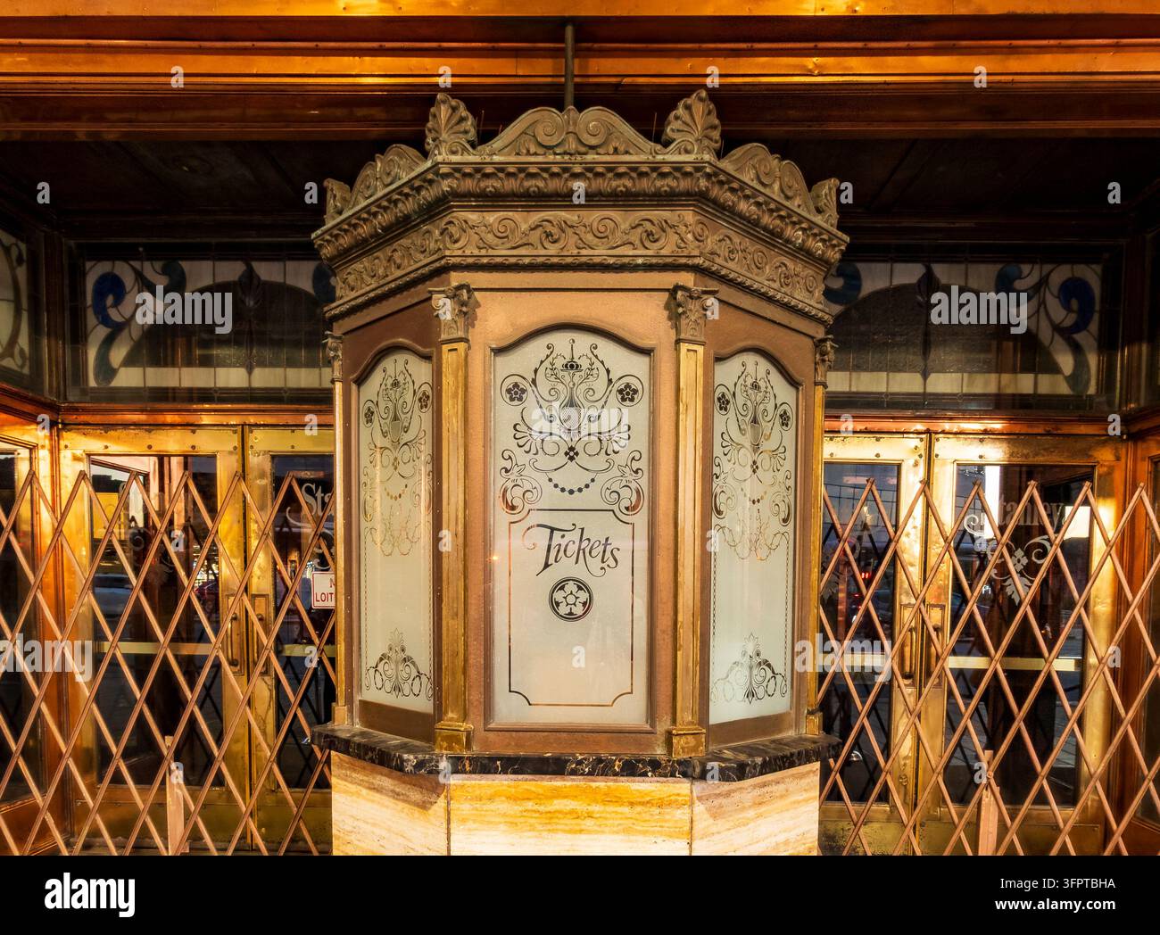 Jersey City, NJ - USA - 7. Okt. 2026: Ein kunstvoller Ticketschalter im historischen Stanley-Theater zeigt gravierte Glasplatten, vergoldete Zierleisten und Marmor unterhalb Stockfoto