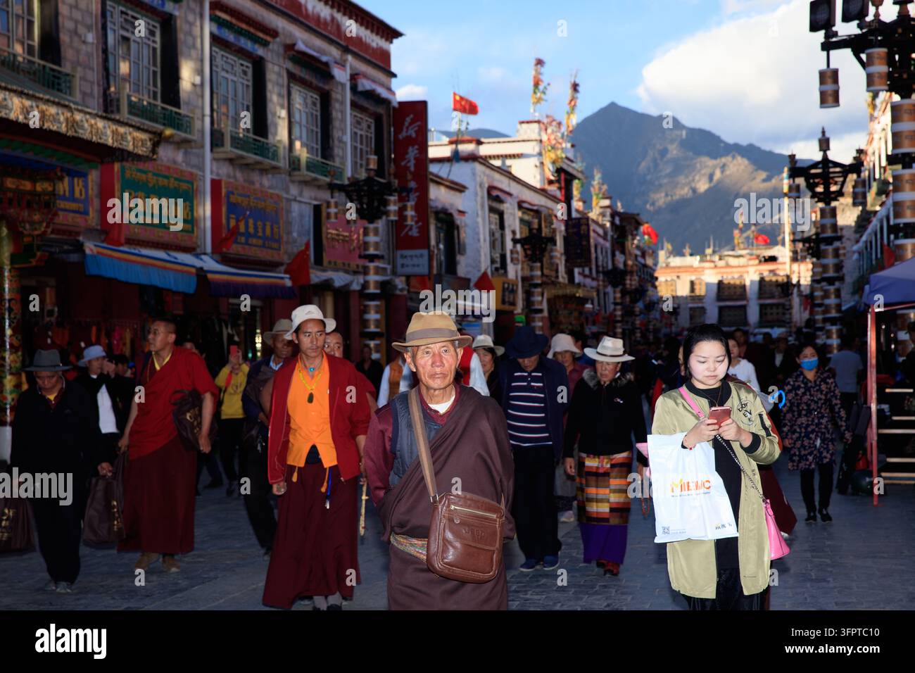 Straßenansicht von Lhasa im Jahr 2018, Xizang, China. Kandidene städtische Szene mit einheimischen tibetischen Bewohnern, traditioneller tibetischer Architektur und dem Himalaya-Hochland Stockfoto