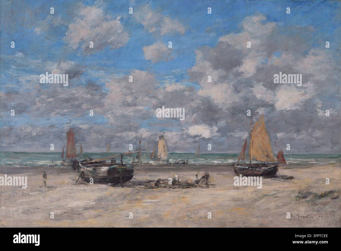 Historisches Gemälde von „Ebbe in Scheveningen“ von Eugène Boudin, 1875, das Fischerboote zeigt, die bei Ebbe auf einem sandigen Strand an der niederländischen Küste ruhen, mit Figuren, die sich nahe dem Ufer versammeln, und Segelbooten unter einem dramatischen, wolkenverhangenen Himmel. Stockfoto