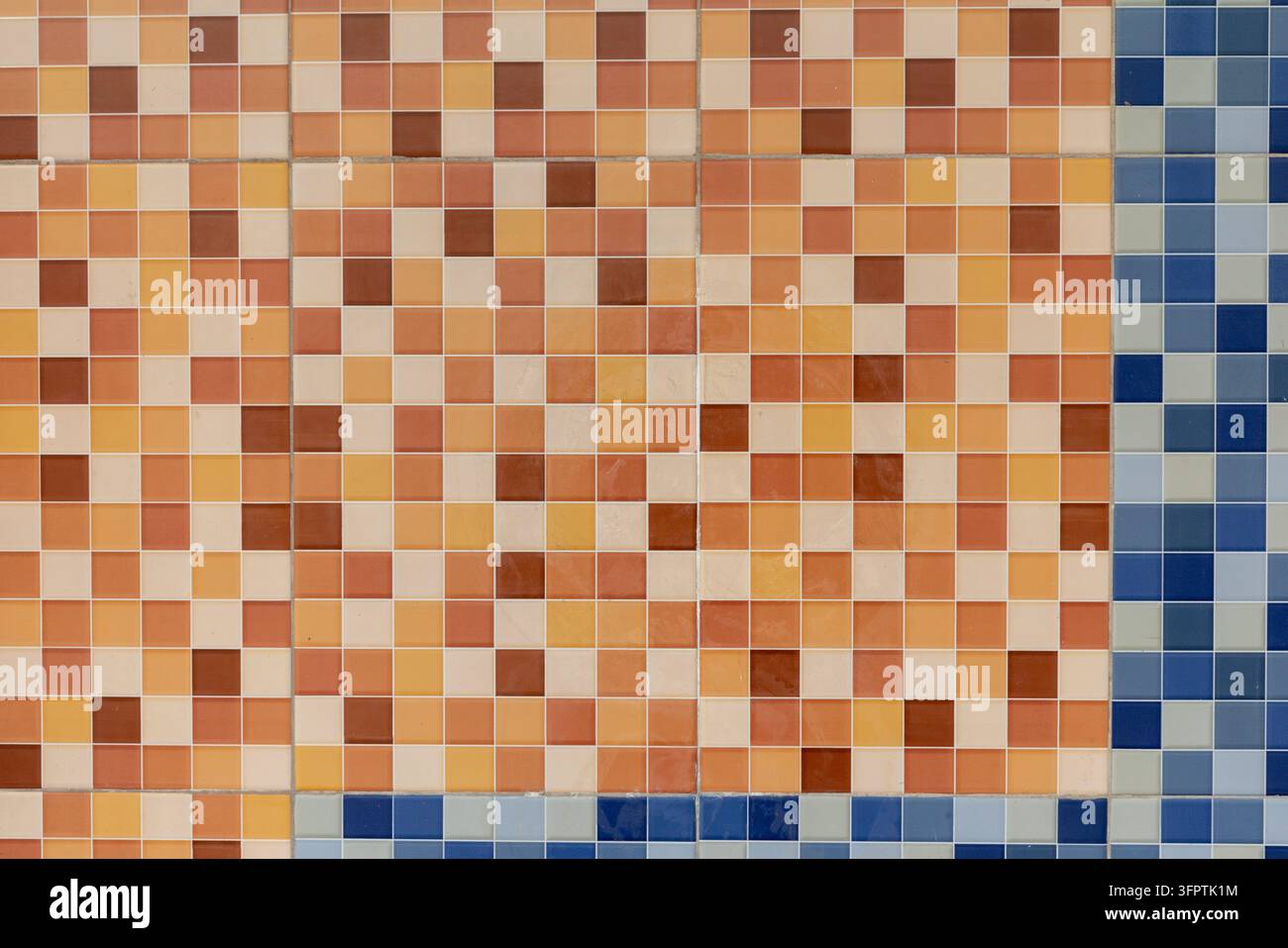 Warmer Terrakotta-, Pfirsich- und Brauner Keramik-Mosaikfliesen-Wand-Pixelmuster mit blauem Randakzent, quadratische Fliesen Retro-Hintergrund Stockfoto