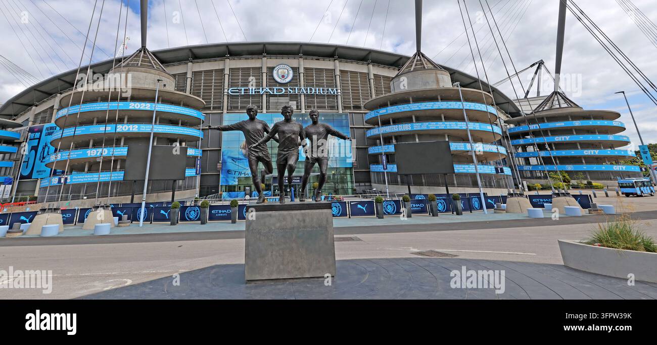 Eine nähere Ansicht der Statue der Gruppe Colin Bell, Francis Lee und Mike Summerbee vor dem Etihad-Stadion von Manchester City. Stockfoto