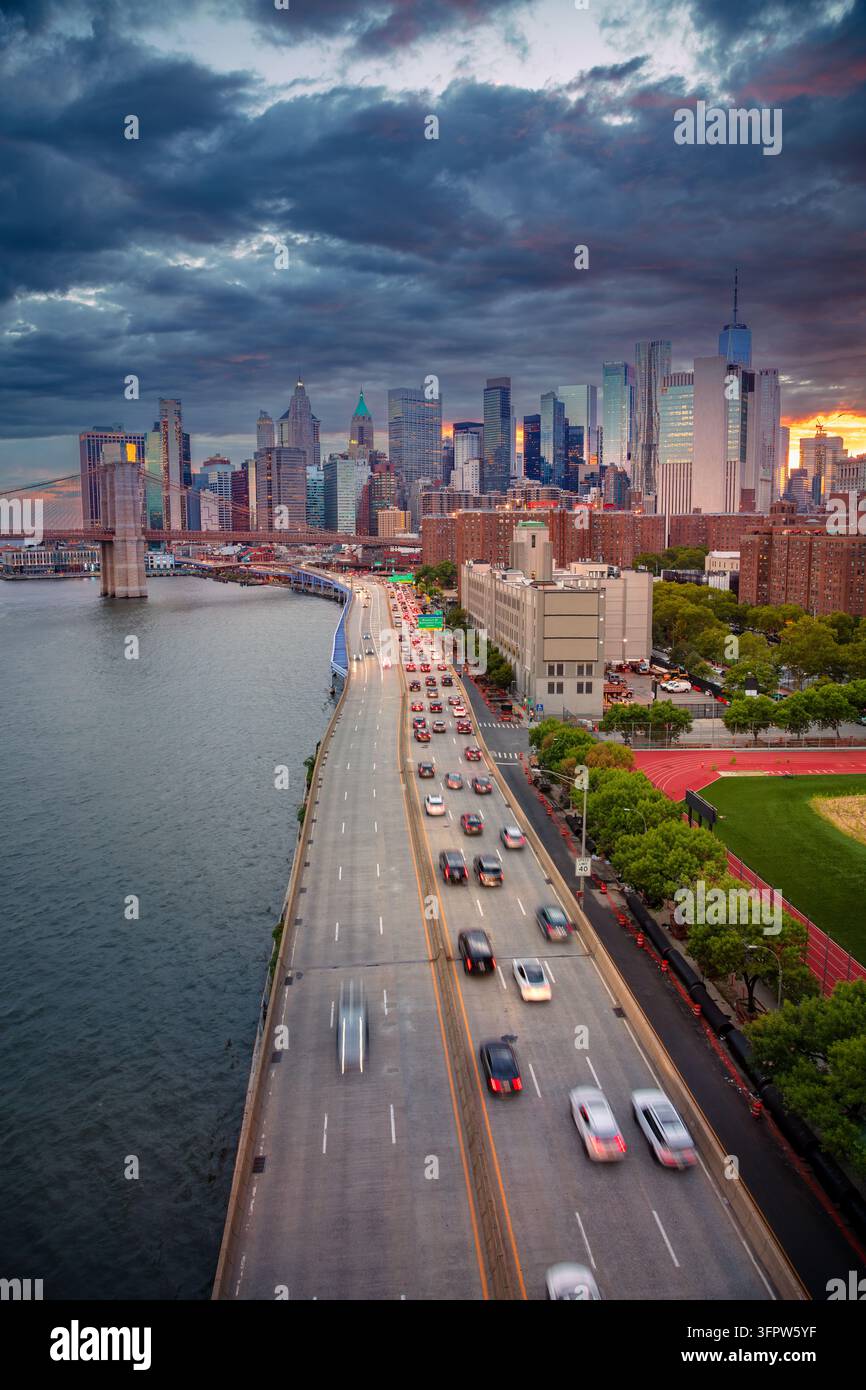 Manhattan, New York City, USA. Luftbild der Stadtlandschaft von Manhattan, New York City bei einem dramatischen Sommer-Sonnenuntergang. Stockfoto