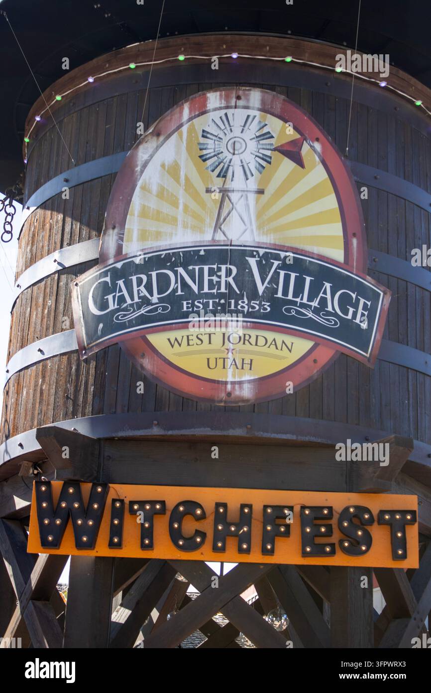 Schilder für Gardner Village und WitchFest angezeigt Stockfoto