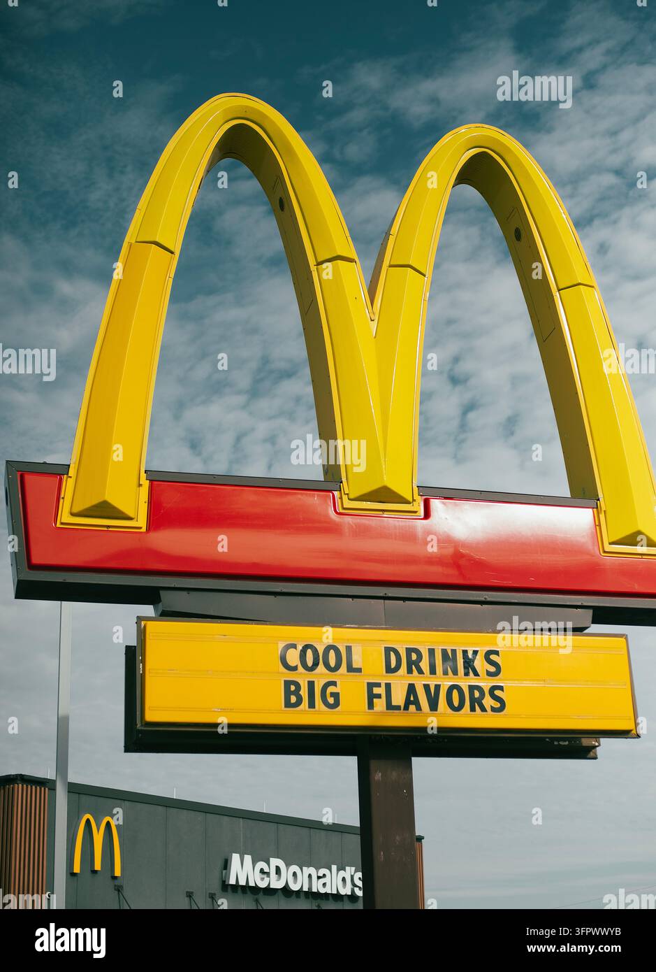 Ikoniches gelbes Fast-Food-McDonald's-Restaurantschild mit Text Stockfoto