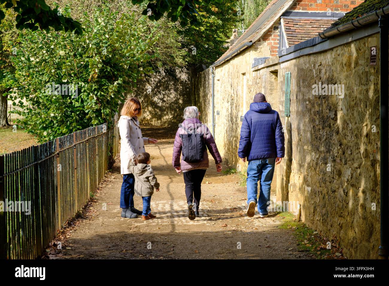 In der Universitätsstadt Oxford im Herbst 2026 Schlendern Menschen entlang des Deadmans Walk Stockfoto