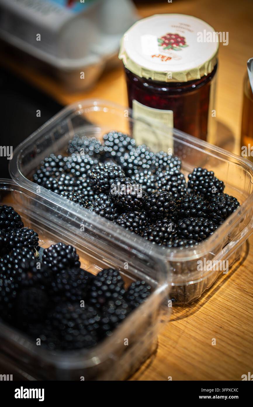 Schalen mit frischen Brombeeren und ein Glas Fruchtgelee auf einer Küchenarbeitsplatte, bereit für das Abendessen in einem Jagdhaus, Glen Clova, Schottland Stockfoto