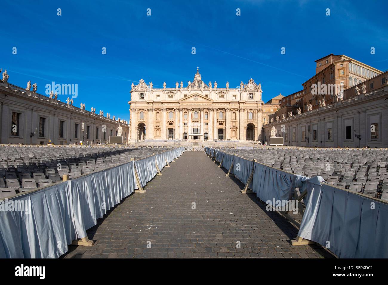 Eine Weitwinkel-Panoramaansicht der ikonischen Papstbasilika St. Peter im Vatikan. Das Bild fängt die großartige Renaissance- und Barockarchitektur ein Stockfoto