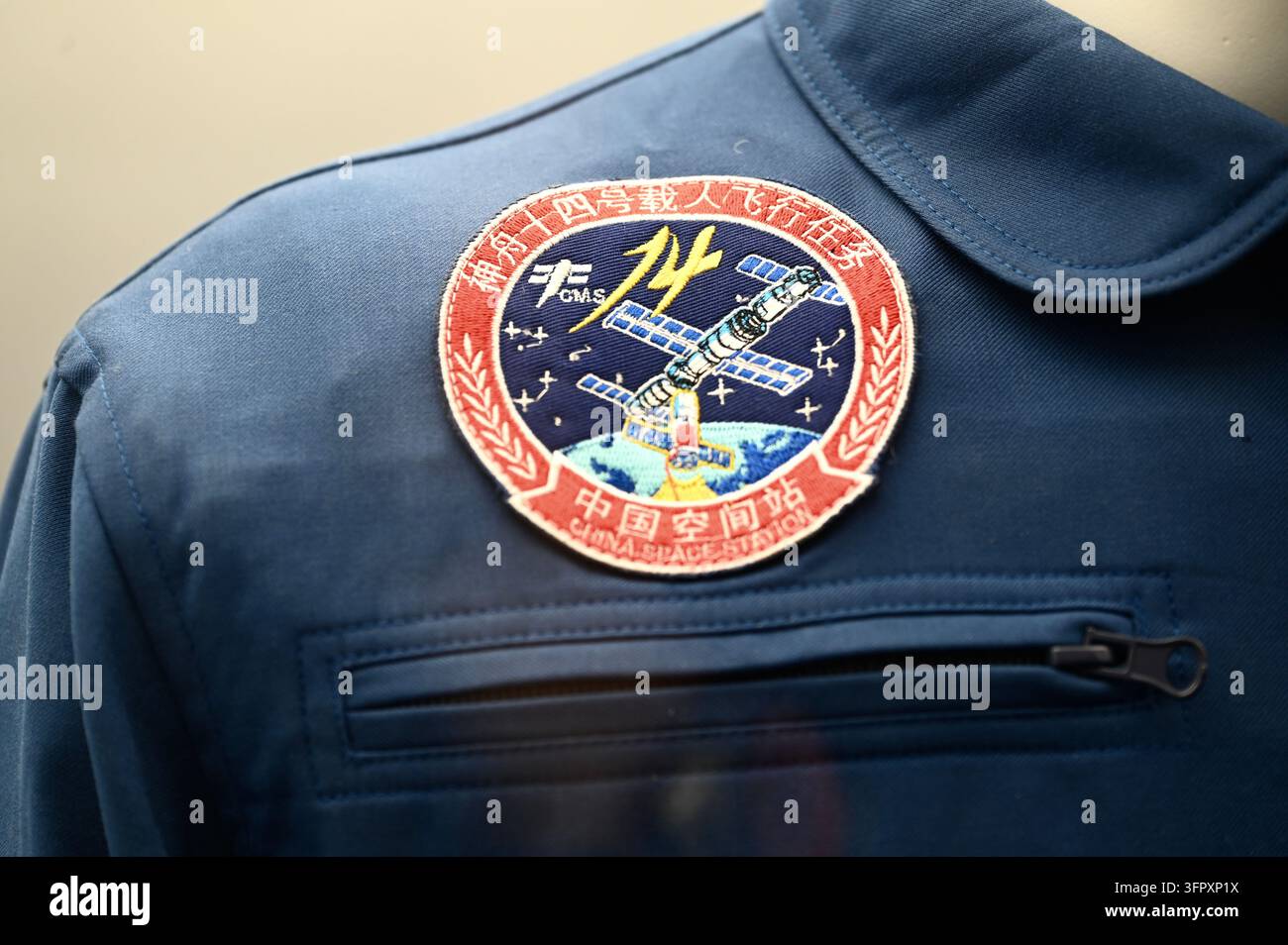 Ein allgemeiner Blick auf eine Ausstellung mit dem Shenzhou-14-Bemannte-Flug-Missionsabzeichen bei der Ausstellung "Fly Me to the Moon – Eine 380.000 km Odyssee" im K11 MUSEA am 9. Oktober 2026 in Hongkong. (Foto von Kobe Li/Nexpher Images) Stockfoto