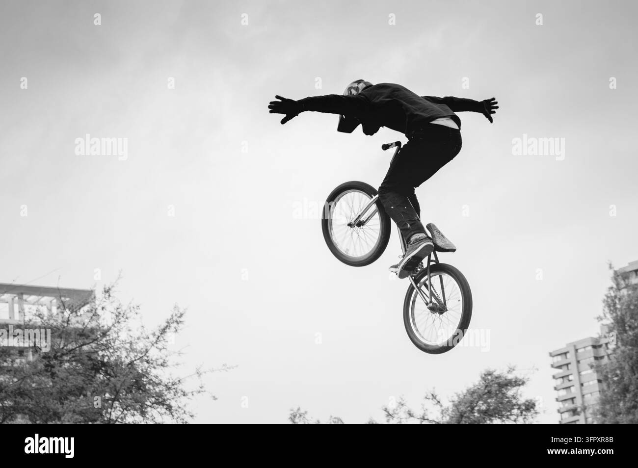 Junger BMX-Fahrer führt einen Flugtrick im Parque Araucano in Santiago, Chile, aus. Stockfoto