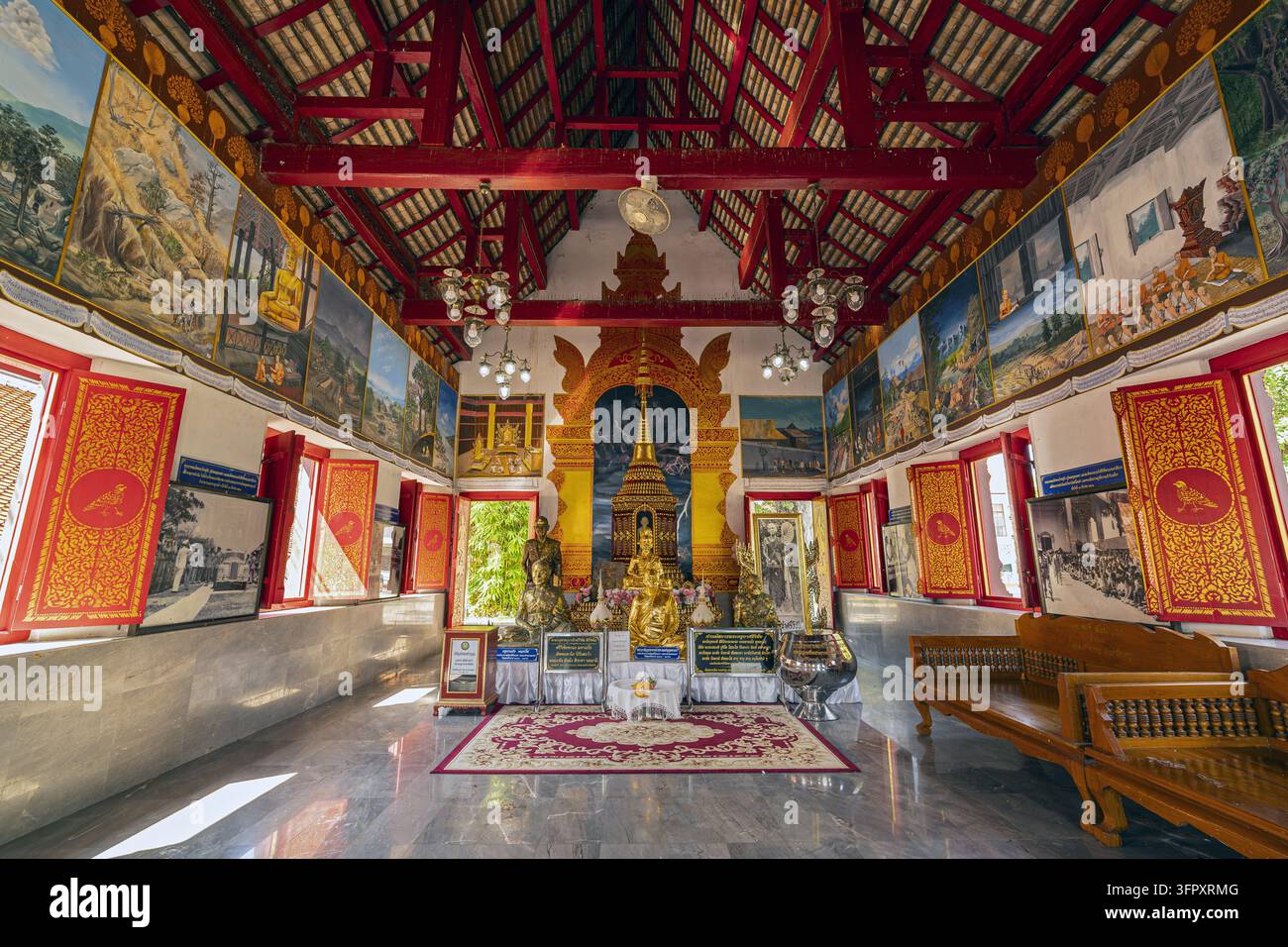 Muang, Phayao, Thailand - 09. Oktober 2026: Wat Sri Khom Kham, Kapelle mit Reliquien von Kruba Srivichai, goldener Stupa, Mönchsstatuen und Wandmalereien. Stockfoto