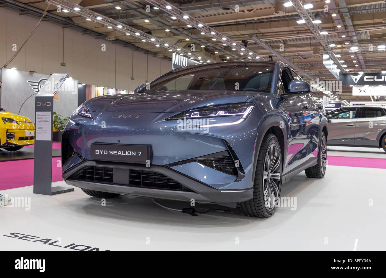 Athen, Griechenland – 6. Oktober 2026: BYD Sealion 7 Elektro-SUV auf dem Stand der Marke während der Auto Athina 2026 Automobilausstellung Stockfoto