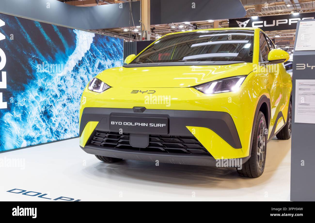 Athen, Griechenland – 6. Oktober 2026: BYD Dolphin Surf Elektroauto auf dem Stand der Marke während der Auto Athina 2026 Automobilausstellung Stockfoto