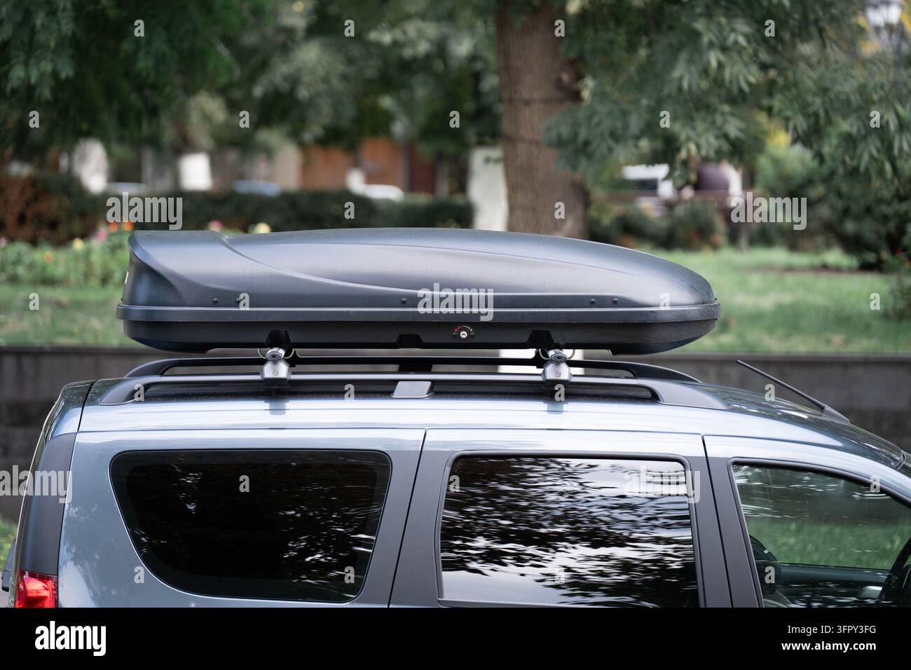Detaillierte Außenansicht, die aktive Abenteuerurlaubs-Packroutinen einfängt, knusprige strukturierte Kunststoff- und Metalllackreflexionen.  Auto-Ladebox auf zu Stockfoto