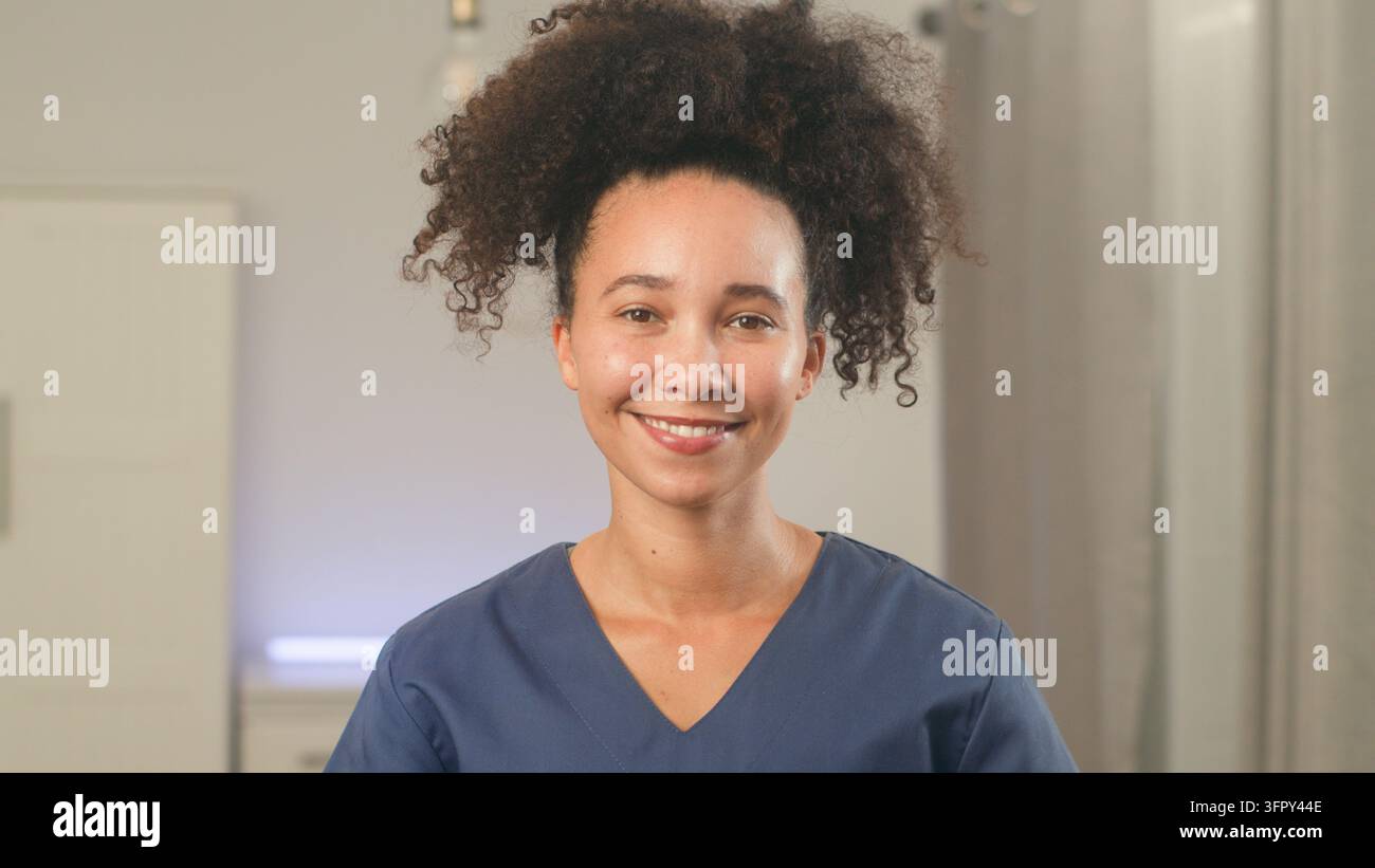 Krankenschwester posiert für ein Gesundheitsversorgungsporträt in blauen Kitteln in einer Klinik Stockfoto