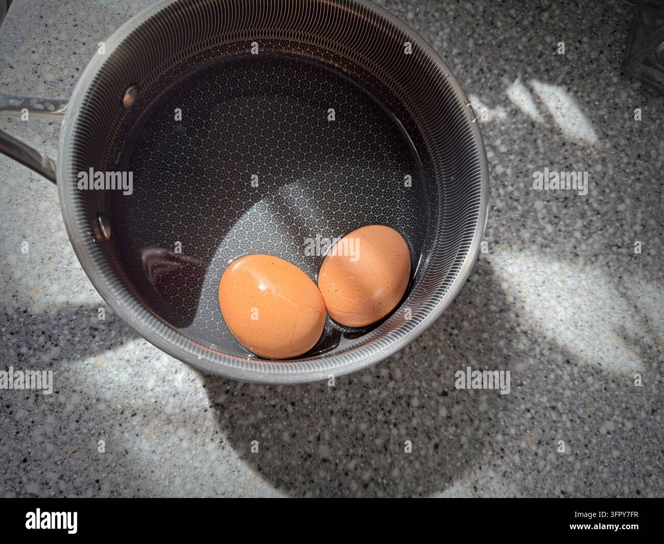 Zwei hart gekochte Eier in einem Topf; Stockfoto