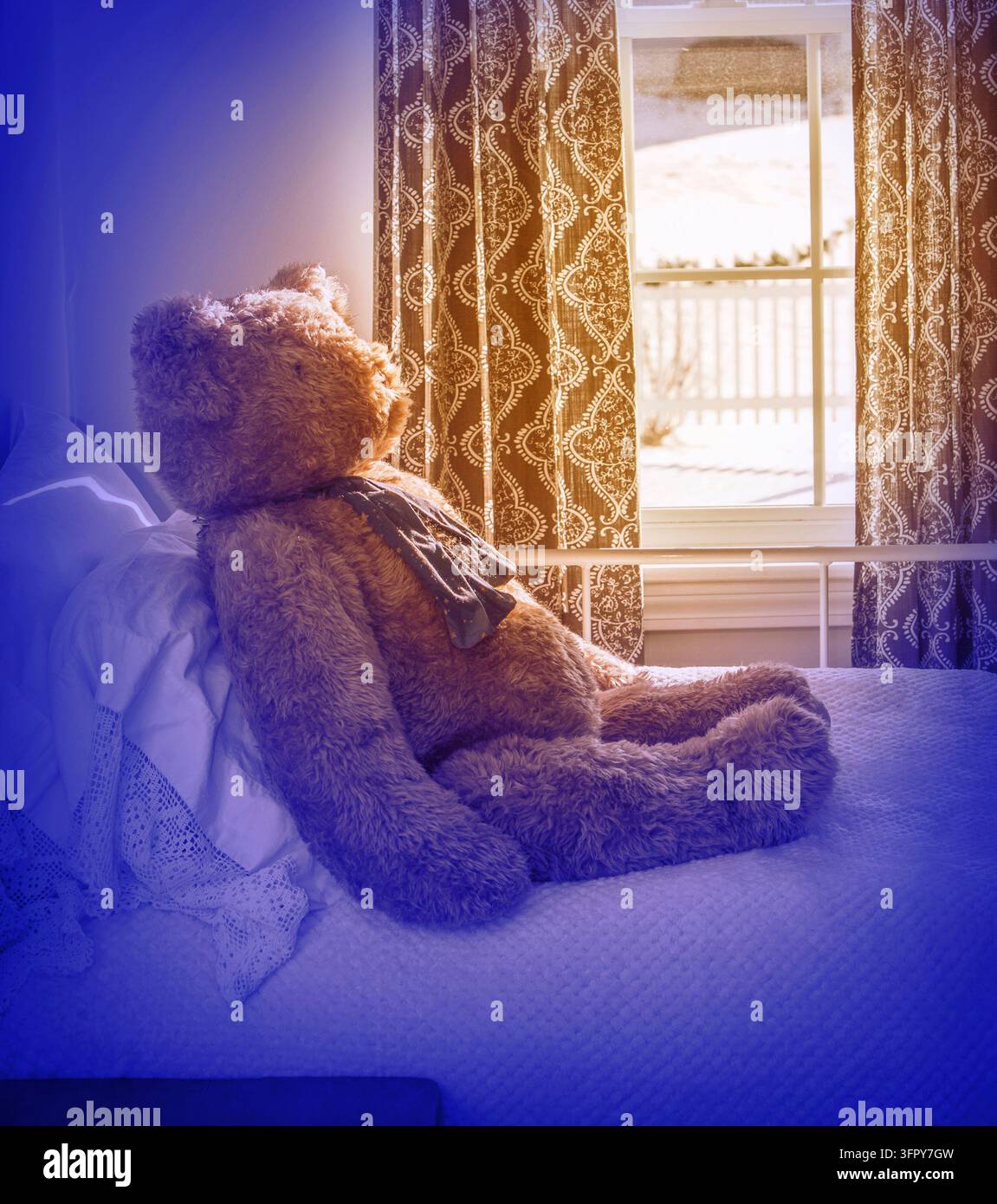 Ein Teddybär, der auf einem Bett schläft. Stockfoto