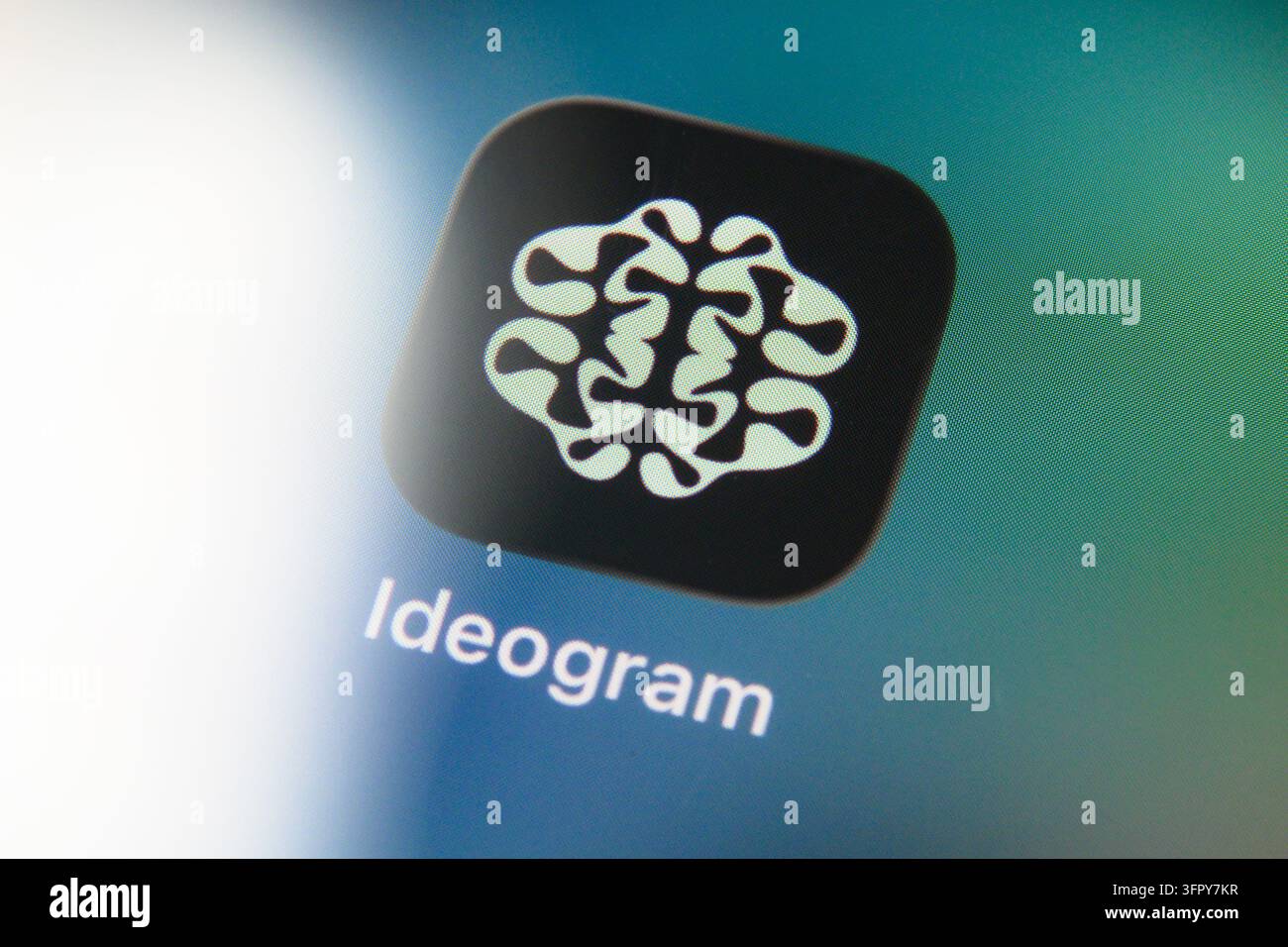 Paris, Frankreich - 9. Oktober 2026: Logo der Ideogram AI-Bildgenerierungsanwendung, das auf einem mobilen Bildschirm angezeigt wird. Stockfoto