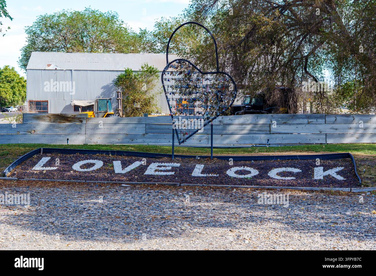 Schild von Lovelock, Nevada, mit den Love Locks, die an einer herzförmigen Metallstruktur befestigt sind. Stockfoto