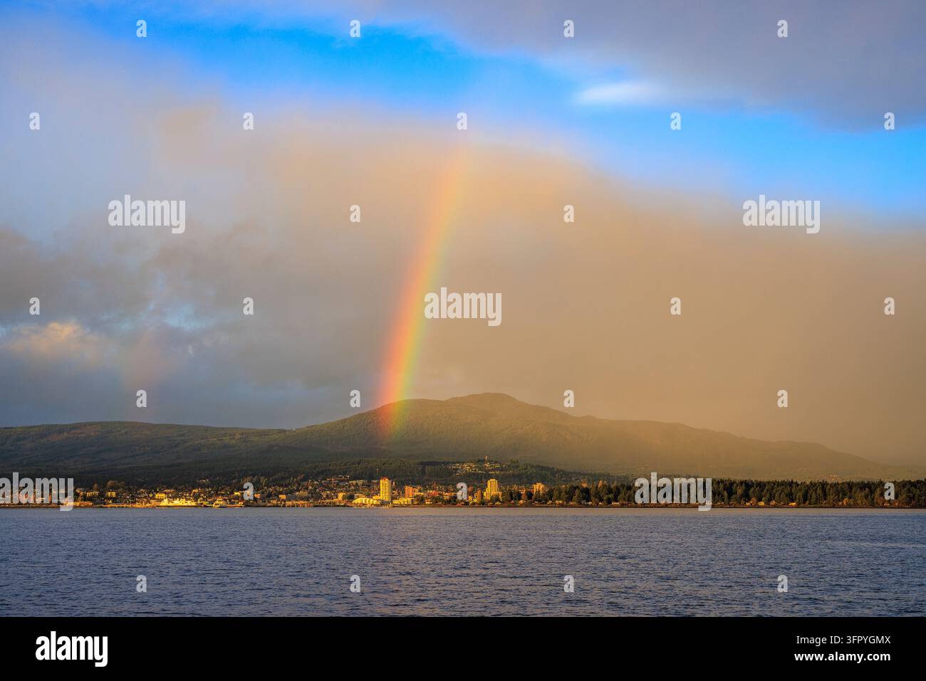 Ein Regenbogen über dem Hafen in der Stadt Nanaimo auf Vancouver Island, British Columbia, Kanada Stockfoto