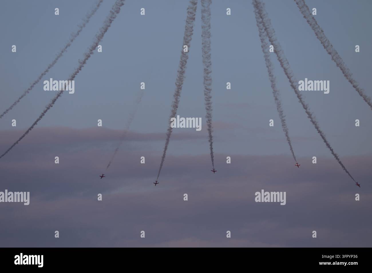 Die Red Arrows üben ihre hochpräzisen Manöver bei Sonnenuntergang über dem Moray Firth. Stockfoto