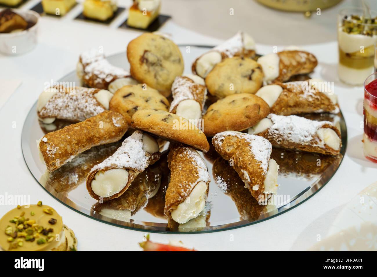 Ein Tablett mit sizilianischen Cannoli, der sizilianische Cannolo ist ein traditionelles Gebäck aus Sizilien, Italien Stockfoto
