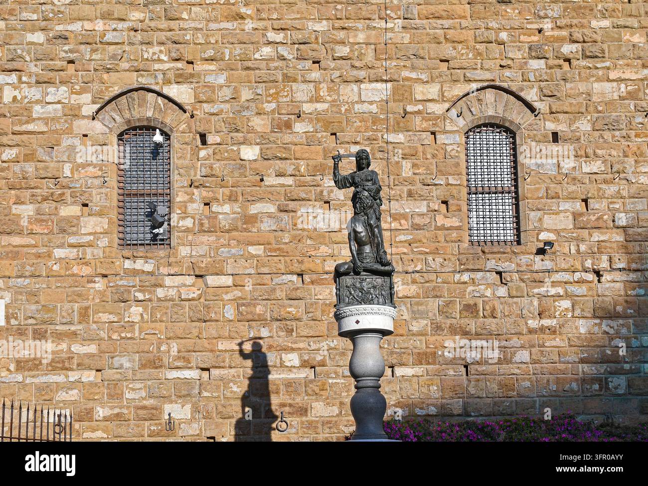 Bronzereplik der Statue Judith und Holofernes von Donatello an der rustizierten Steinmauerfassade des Palazzo Vecchio, Florenz, Toskana, Italien Stockfoto