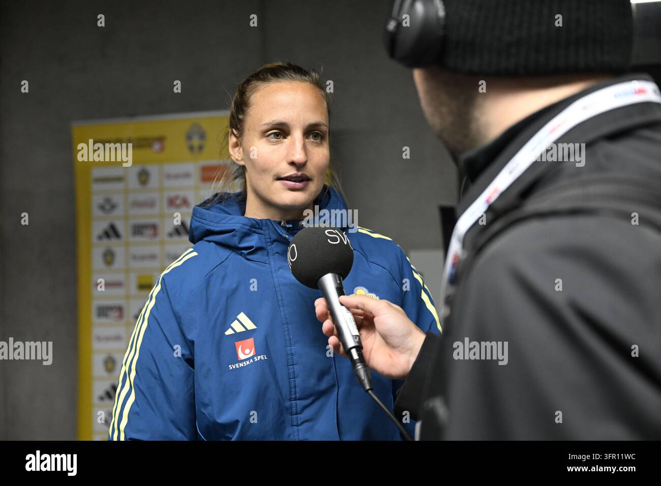 Kaunas, Litauen. 09. Okt., 2026. KAUNAS, LITAUEN 20261009Teamkapitän Nathalie Björn wird nach dem Freitagsfußballspiel, Weltmeisterschafts-Playoff, zwischen Litauen und Schweden im Dariaus ir Giréno stadionas interviewt. ***Das Bild ist im SPORT-PAKET enthalten. Für andere ZAHLE-BILD*** Foto: Jessica Gow/TT/Code 10070 Dieser Text wurde automatisch übersetzt Credit: TT News Agency/Alamy Live News Stockfoto