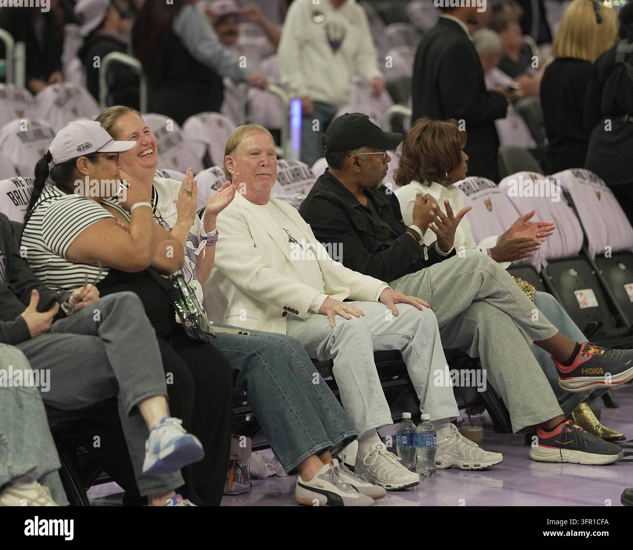 Mark Davis, Besitzer der Las Vegas Aces, sitzt in der Kurven des Spiels gegen die Golden State Valkyries während des 2. Spiels der 2. Runde der WNBA-Playoffs 2026 im Chase Stockfoto