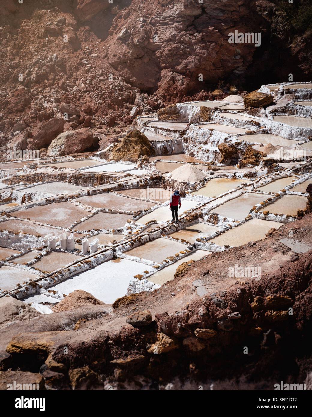 Besuch der berühmten Salzsiedeteiche in Peru an einem hellen Sonnentag Stockfoto