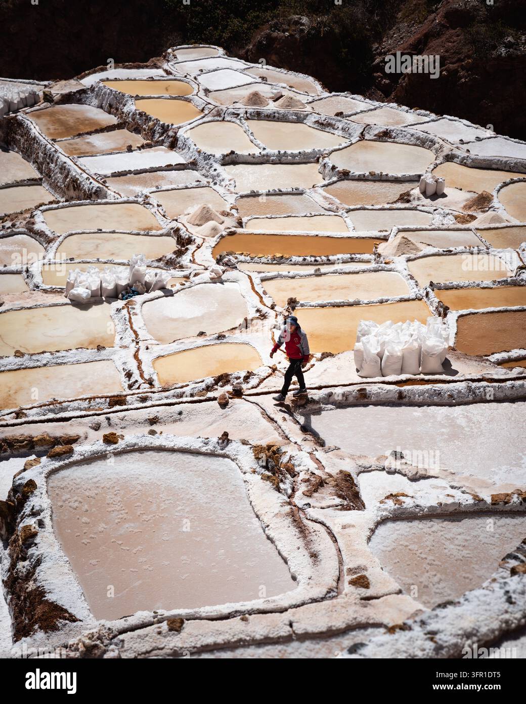 Besuch der berühmten Salzsiedeteiche in Peru an einem hellen Sonnentag Stockfoto