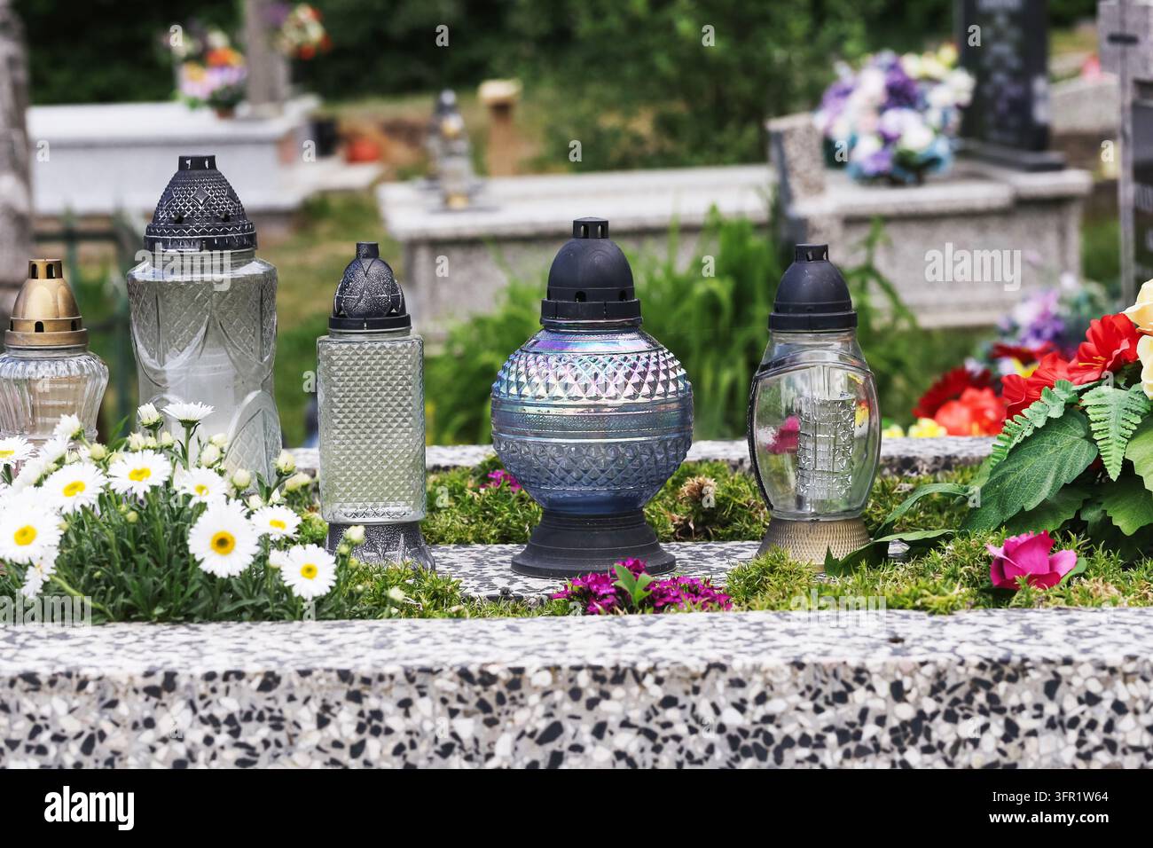Trauer kerze friedhof -Fotos und -Bildmaterial in hoher Auflösung – Alamy