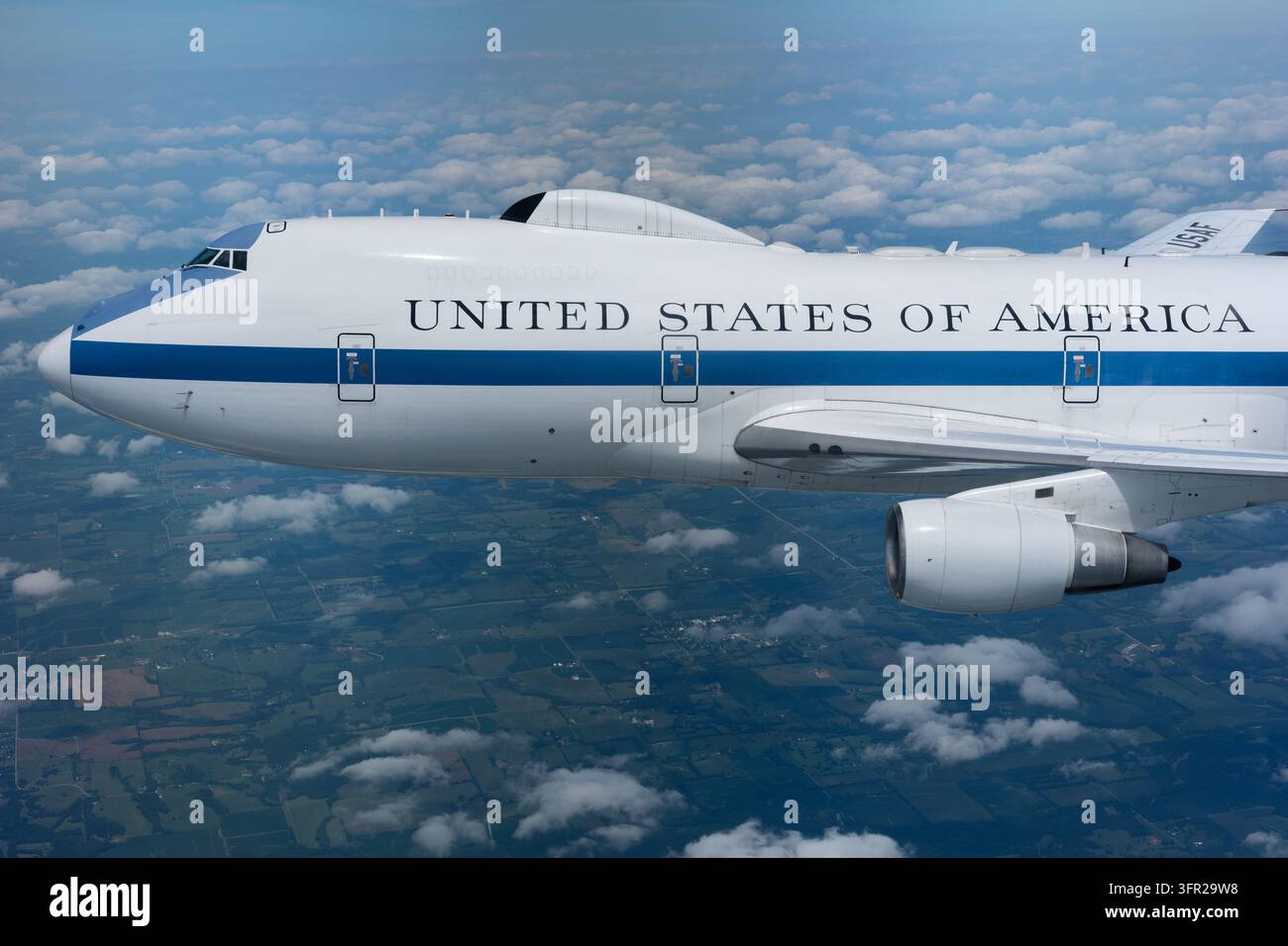 Missouri, Vereinigte Staaten von Amerika. 17. August 2026. Eine U.S. Air Force E-4B Nightwatch der 1st Airborne Command Control Squadron, Offutt Air Force Base, Nebraska, fliegt am 17. August 2026 über Missouri auf einem Trainingsflug. Mindestens eine E-4B wird rund um die Uhr in Bereitschaft gehalten als National Airborne Operations Center, das den Präsidenten, den Verteidigungsminister und die Joint Chiefs of Staff unterstützt.Credit: SSgt Joshua Hastings/U.S. Air Force Photo/Alamy Live News Stockfoto