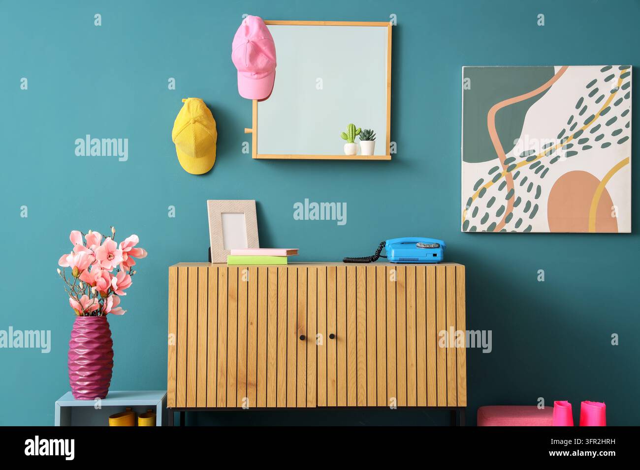 Inneneinrichtung und Wohndekor, moderner Flur mit Holzsideboard und türkisfarbener Wand für zeitgenössischen Wohnraum und Lebensstil-Inspiration Stockfoto