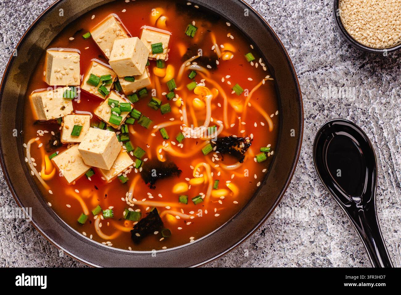Scharfe Misosuppe mit Tofu und Bohnensprossen. Stockfoto