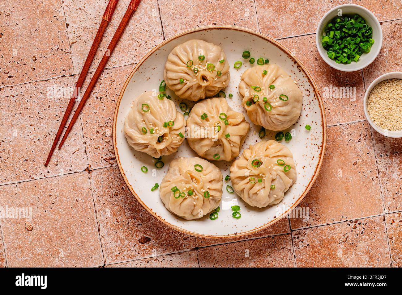 Knödel mit grünen Zwiebeln auf einem Teller, Ansicht von oben. Stockfoto