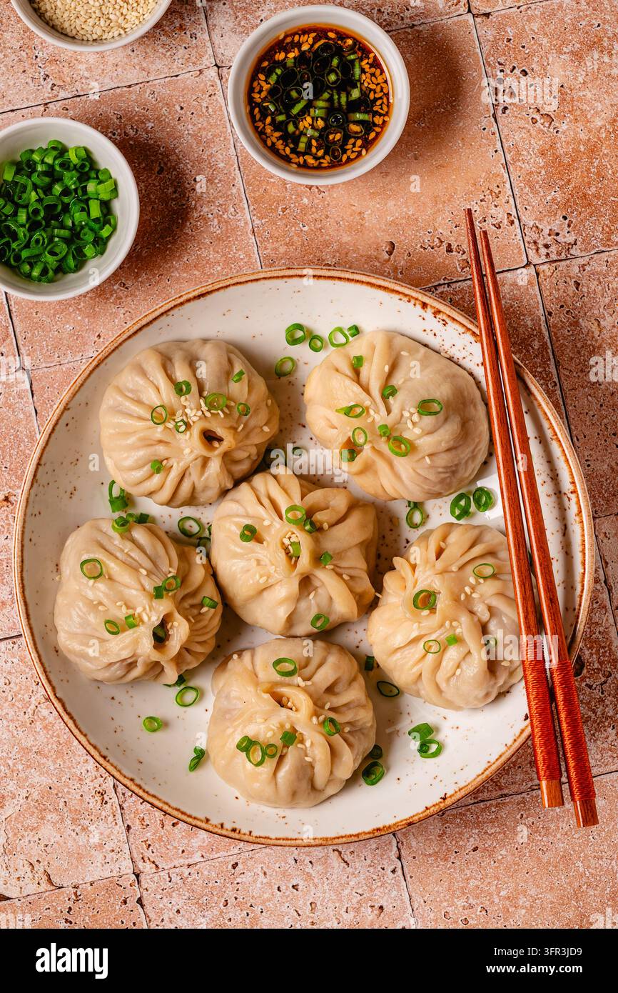 Knödel mit grünen Zwiebeln auf einem Teller, Ansicht von oben. Stockfoto