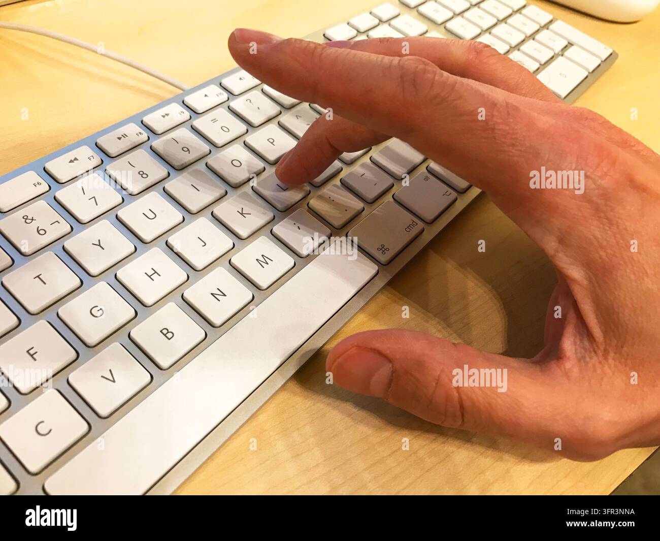 Männerhand, die auf der Computerplatine tippt, Stockfoto