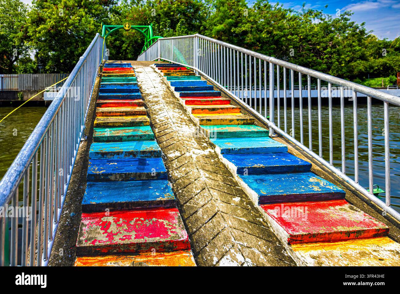 Fußgängerbrücke für Fußgänger über einen Khlong in der Nähe des Ramnueng-Piers, Bangkok, Thailand Stockfoto
