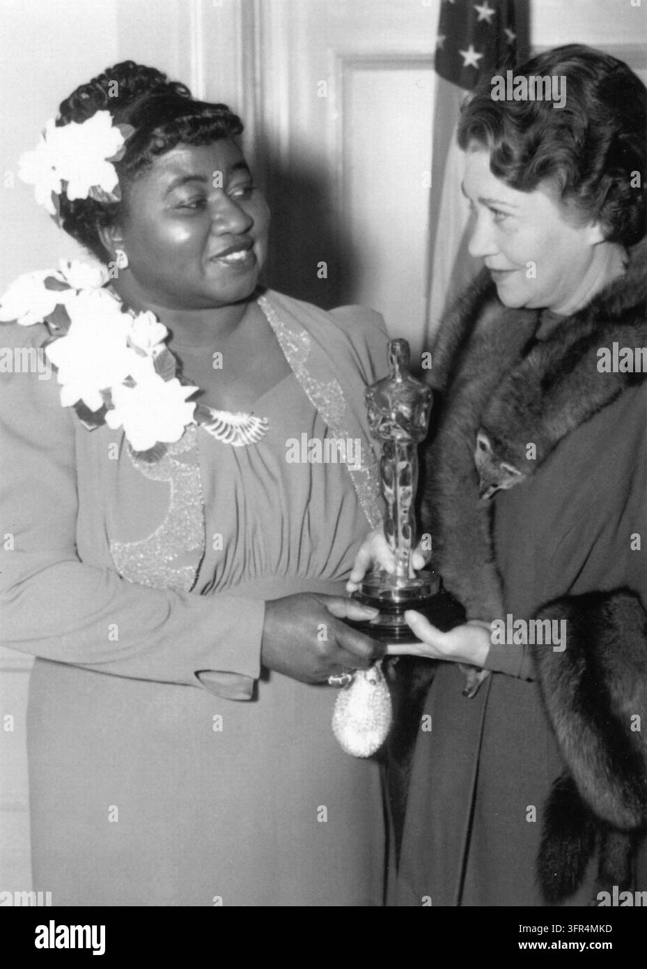 HATTIE McDANIEL bei den 12. Academy Awards im Ambassador Hotel, Los Angeles am 29. Februar 1940 erhält ihren Academy Award für die beste Nebendarstellerin von FAY BAINTER (Gewinnerin desselben Preises im Vorjahr für JEZEBEL) für GEHEN WIE DER WIND 1939 Regisseur VICTOR FLEMING Roman Margaret Mitchell Musik Max Steiner Produzent David O. Selznick Selznick International Pictures / Metro Goldwyn Mayer (MGM) Stockfoto