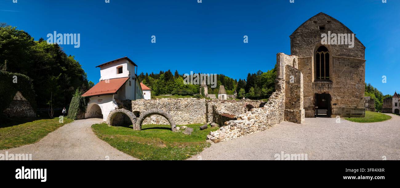 Panoramakopie der Kirche St. Johannes der Täufer in der Kartause Žiče, die historische Steinmauern und gewölbte Tore zeigt. Stockfoto