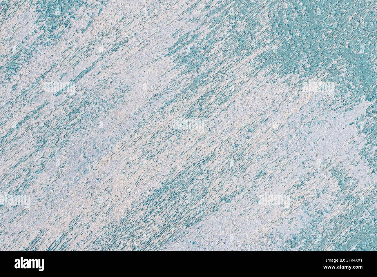 Zerkratzte hellblau gestrichene Wandtextur-Hintergrund: weißer und türkiser Distress-Putzen-Hintergrund, alte raue Wandfarbe-Textur Stockfoto