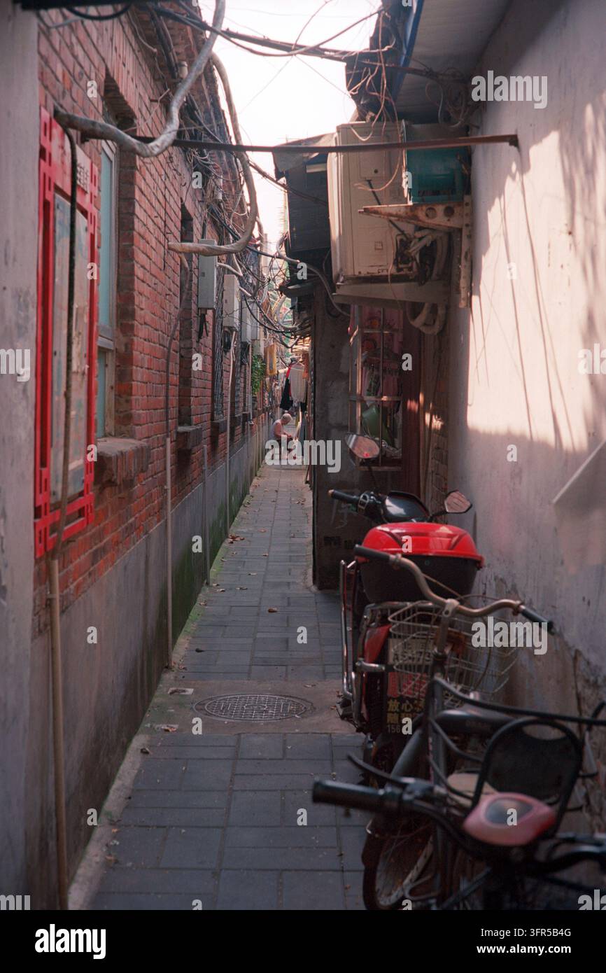 Eine enge Gasse in Peking, viele Menschen leben dort. Stockfoto