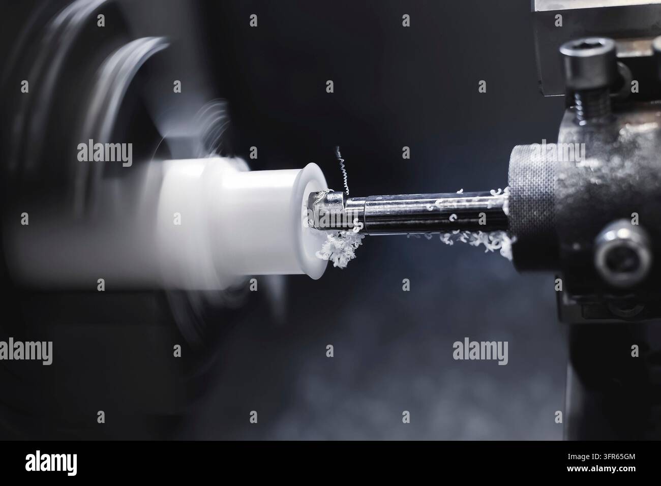Drehmaschine im Prozess der Bearbeitung verschiedener Materialien Stockfoto