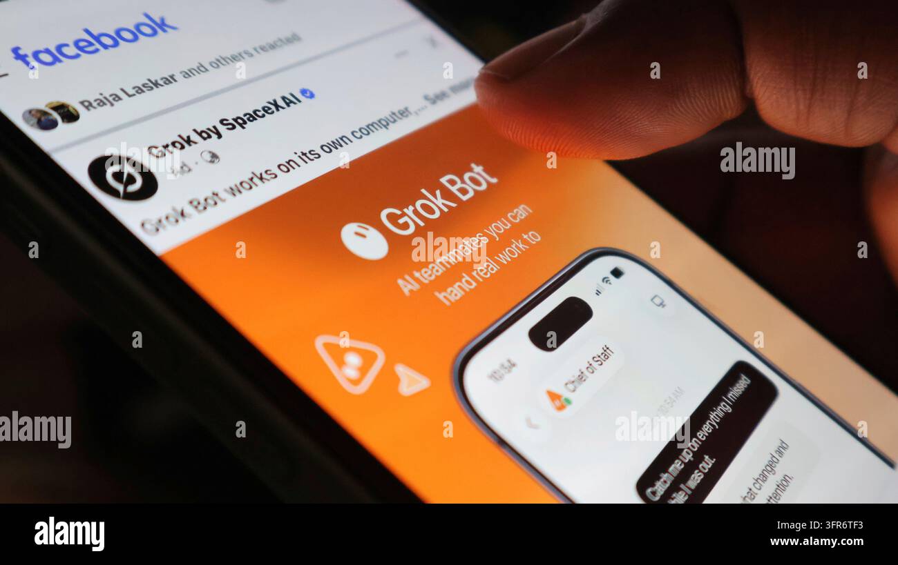 Smartphone-Bildschirm zeigt Facebook-Mobilapp-Werbung für Grok Bot KI-Assistent mit Finger, der das Display berührt, zur Benutzerinteraktion und en Stockfoto