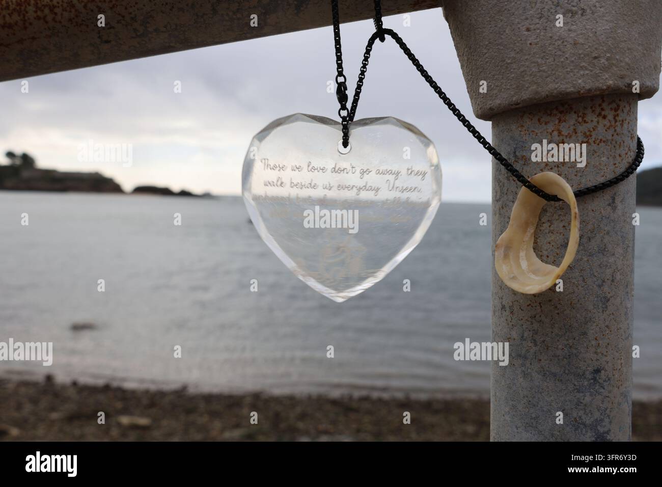 Herzförmiges Gedenkornament hängt am Meer bei Devil’s Point mit Blick auf den Plymouth Sound. Stockfoto