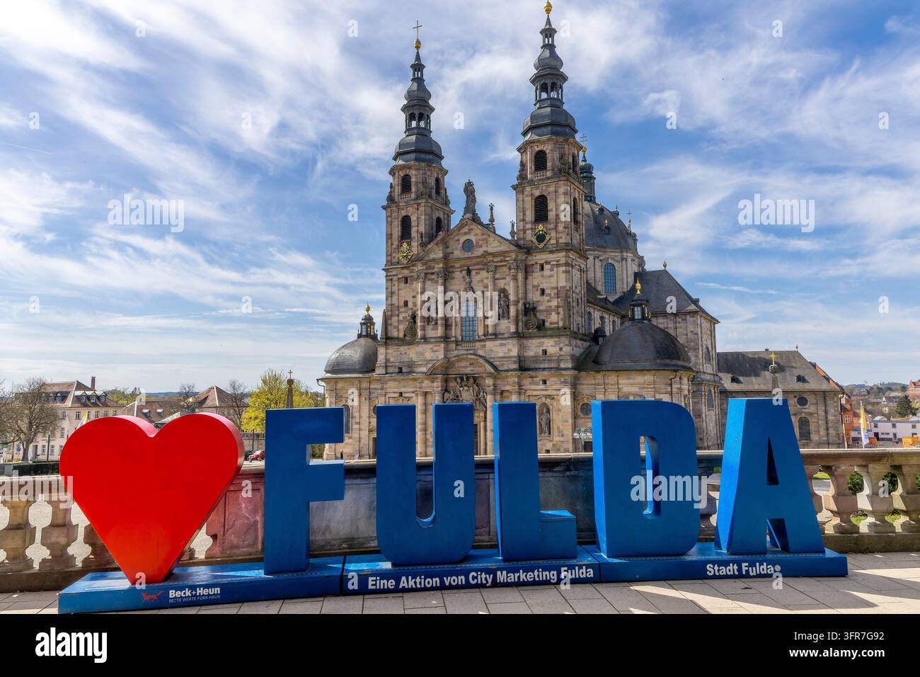 Das große rote Herz und die großen blauen FULDA-Buchstaben auf der Steinbalustrade des Fuldaer Domplatzes, im Hintergrund der St. Salvator Dom (Hohe Ca Stockfoto