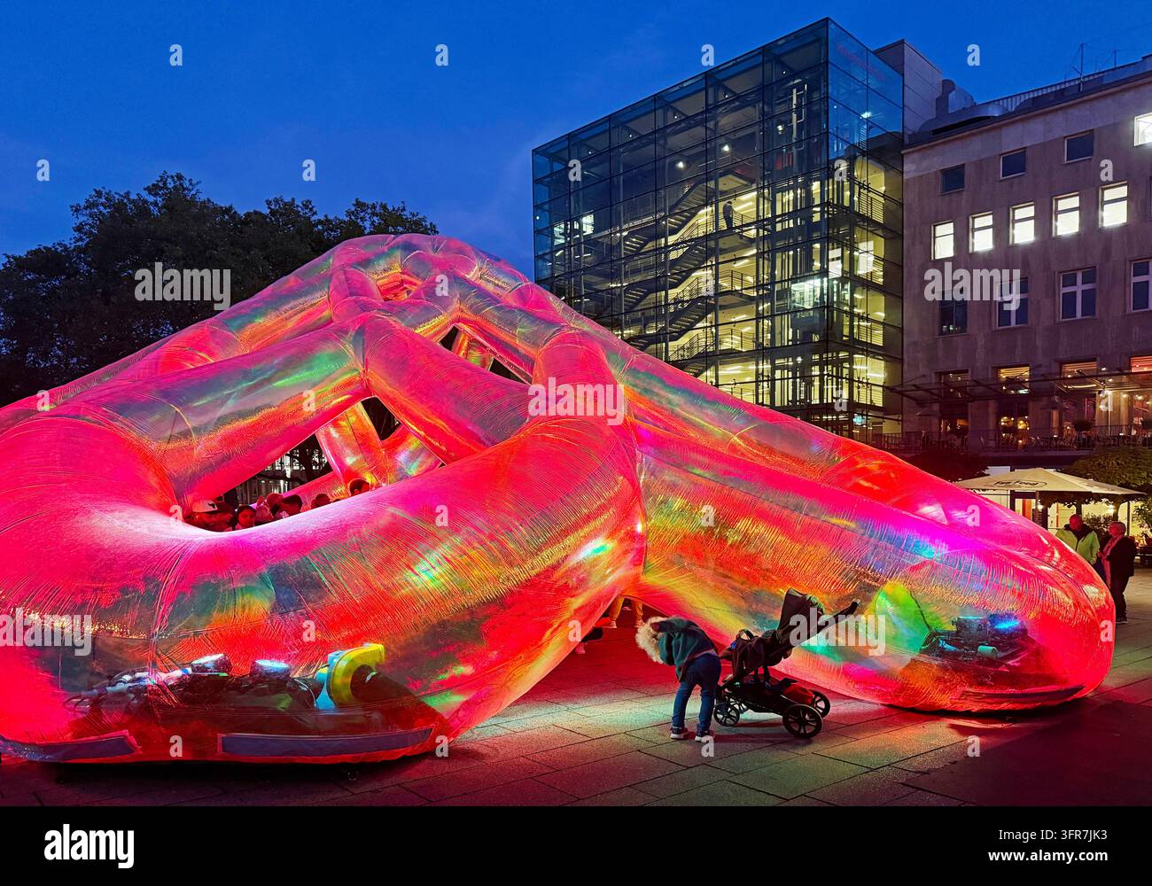 Essen Light Festival, Lichtkunstfestival, Titel Meliora von Atelier Sisu, Burgplatz mit VHS im Hintergrund, Essen, Ruhrgebiet, Nordrhein-Westfalen Stockfoto