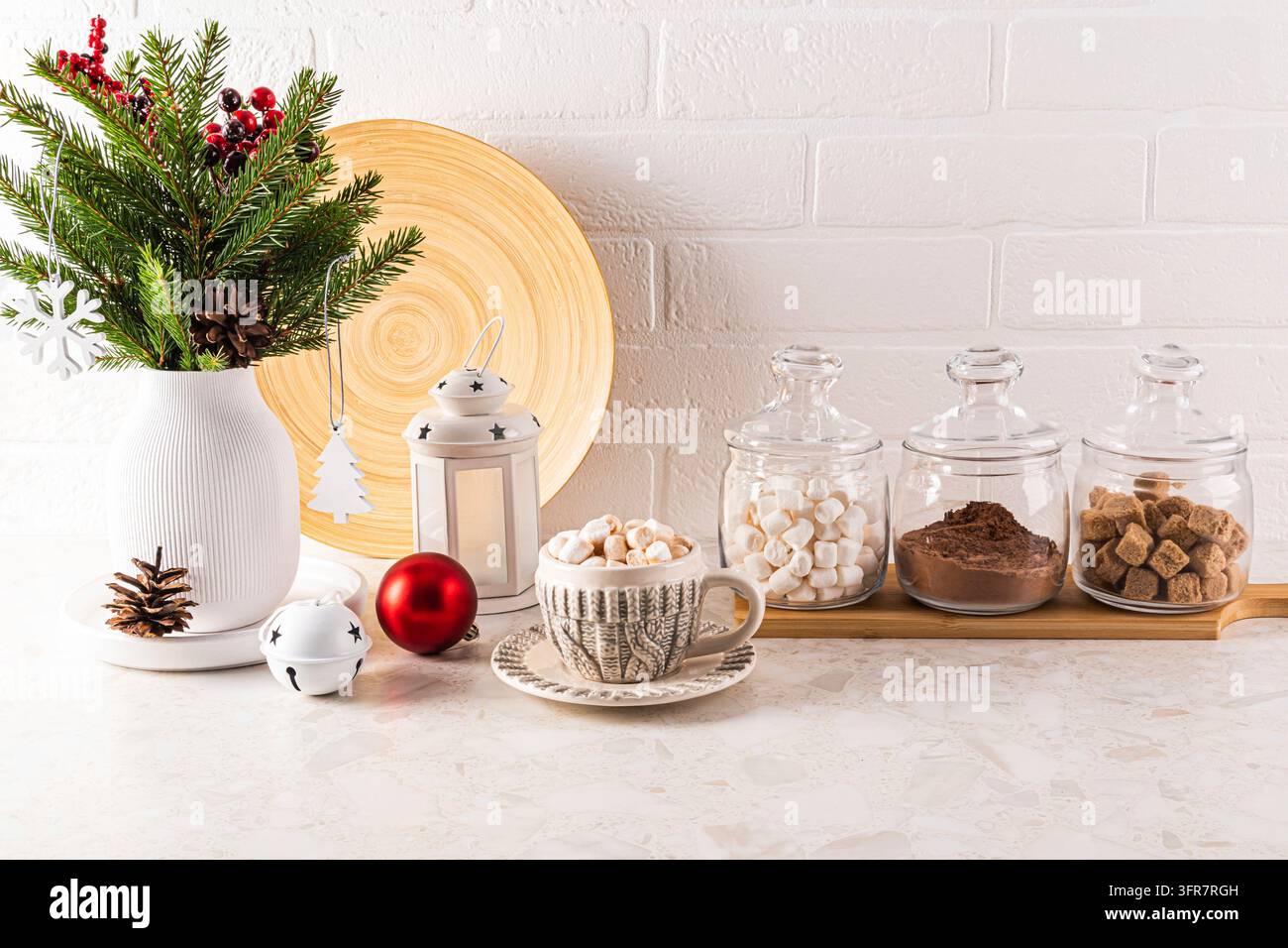 Neujahrsküchentheke für Weihnachten und Neujahr dekoriert. Eine Tasse heiße Schokolade mit Marshmallows und Zutaten zum Kochen. Stillleben Stockfoto