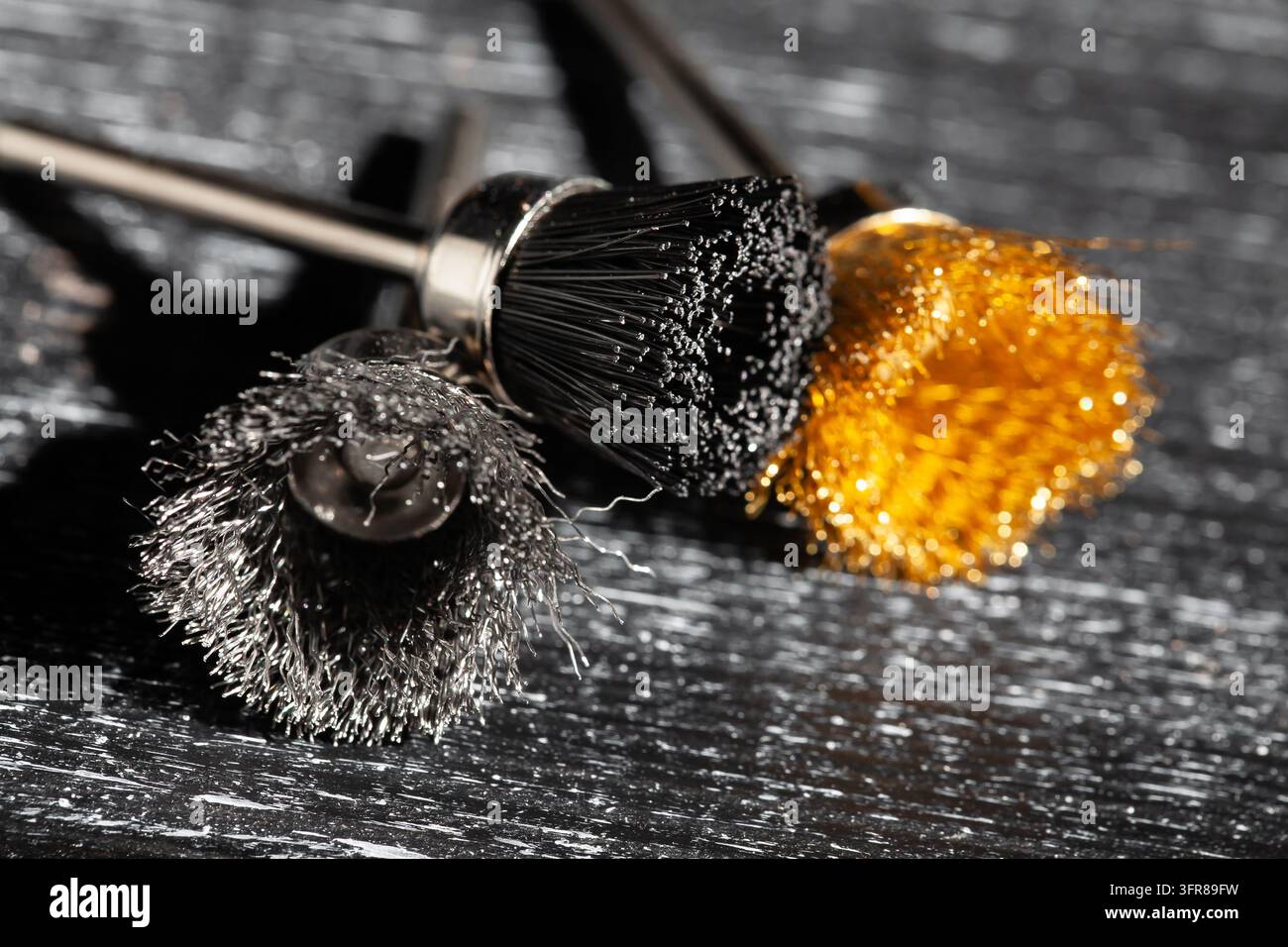 Multitool-Bürsten auf schwarzem Holz-Hintergrund Stockfoto