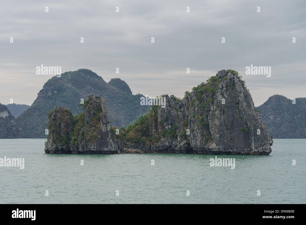 Ansicht einer hochperspektivischen Landschaft der Halong-Bucht, Insel, Vietnam. Schöne Kalksteininsel Stockfoto